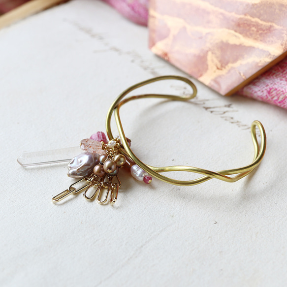 [獨一無二的商品] Minami 原石粉色碧璽、石英和珍珠手鐲 第7張的照片
