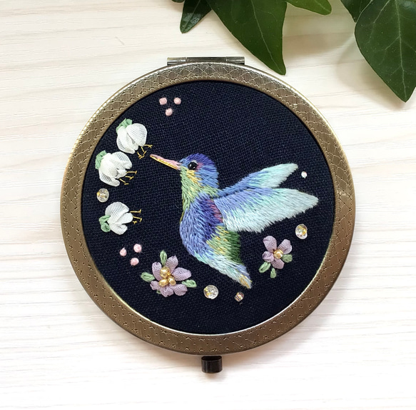 ハチドリ　ハミングバード　ミラー　手鏡　ハンドメイド　リボン　手刺繍　刺繍　プレゼント　ギフト　木苺 1枚目の画像