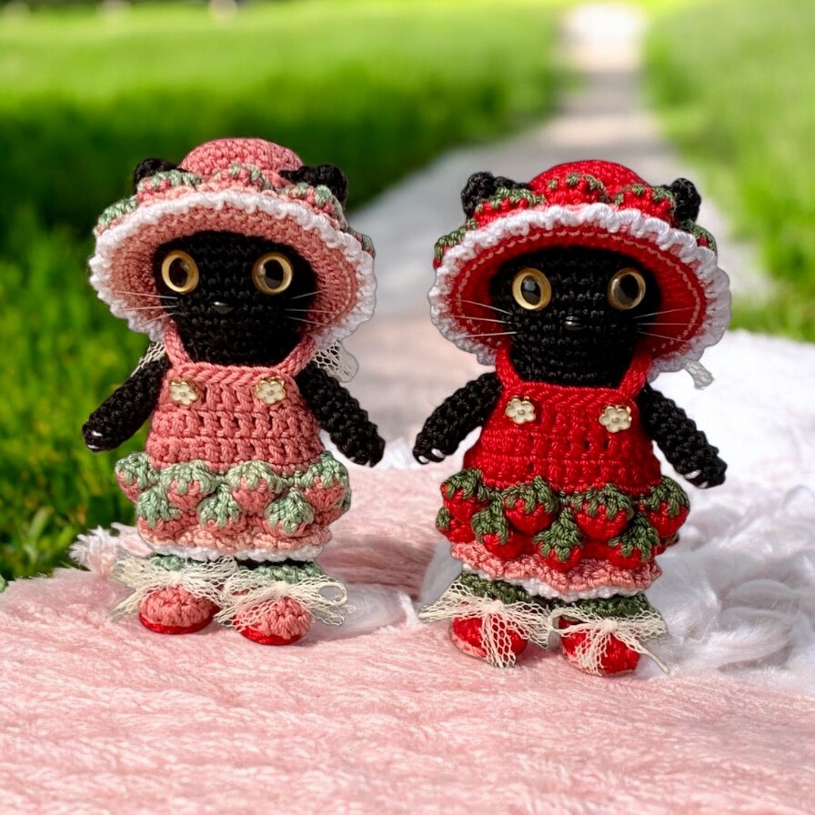 黒猫 苺ワンピースのあみぐるみ猫バッグチャーム ☆着せ替え 猫雑貨