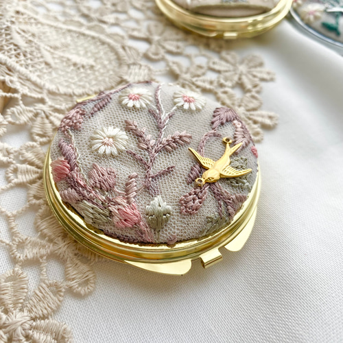 «673»◤完売◢コンパクトミラー*ゴールドカラー*インド刺繍リボン*京都和紙 インド刺繍リボンのコンパクトミラー୨୧⋆* サークルゴールド 手鏡