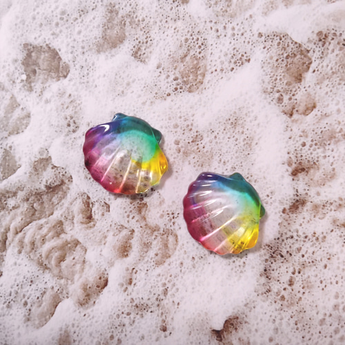 レインボーカラーの透明感グラデーションシェルピアス/イヤリング 虹色