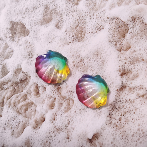 レインボーカラーの透明感グラデーションシェルピアス/イヤリング 虹色