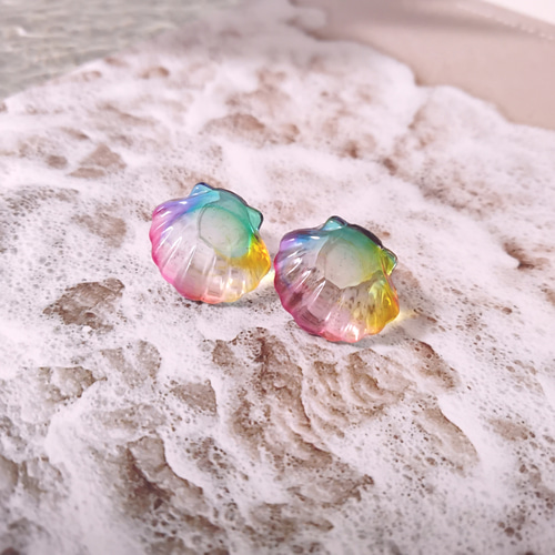 レインボーカラーの透明感グラデーションシェルピアス/イヤリング 虹色