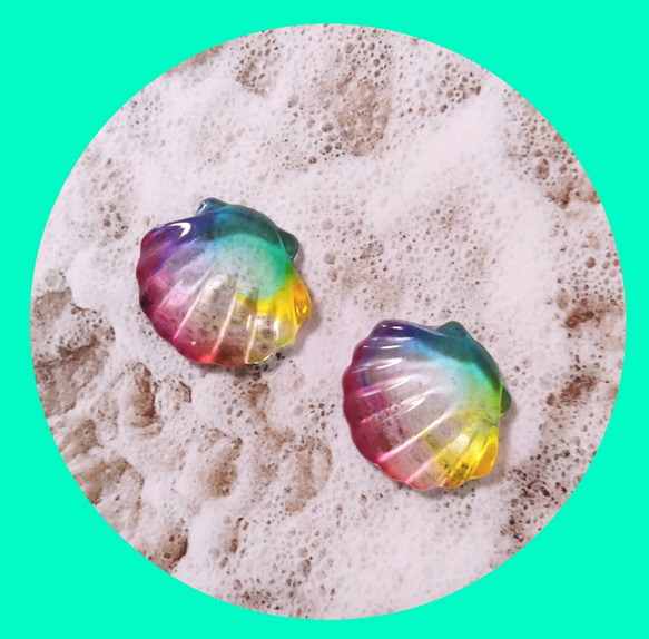 レインボーカラーの透明感グラデーションシェルピアス/イヤリング 虹色