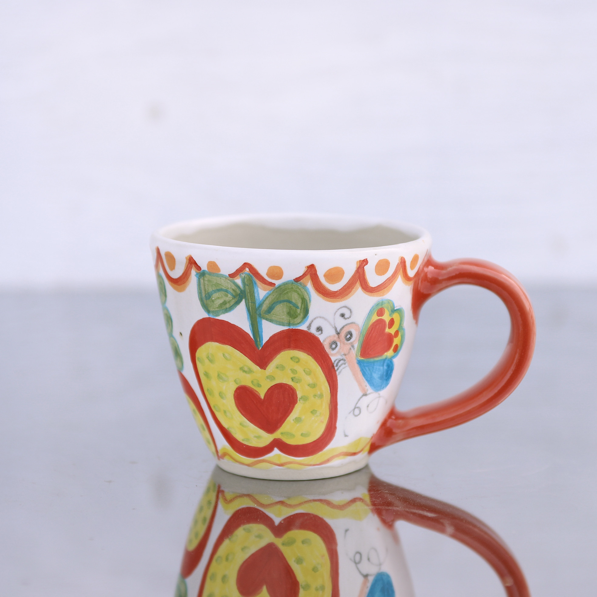 赤いリンゴと蝶の色絵マグⅢ