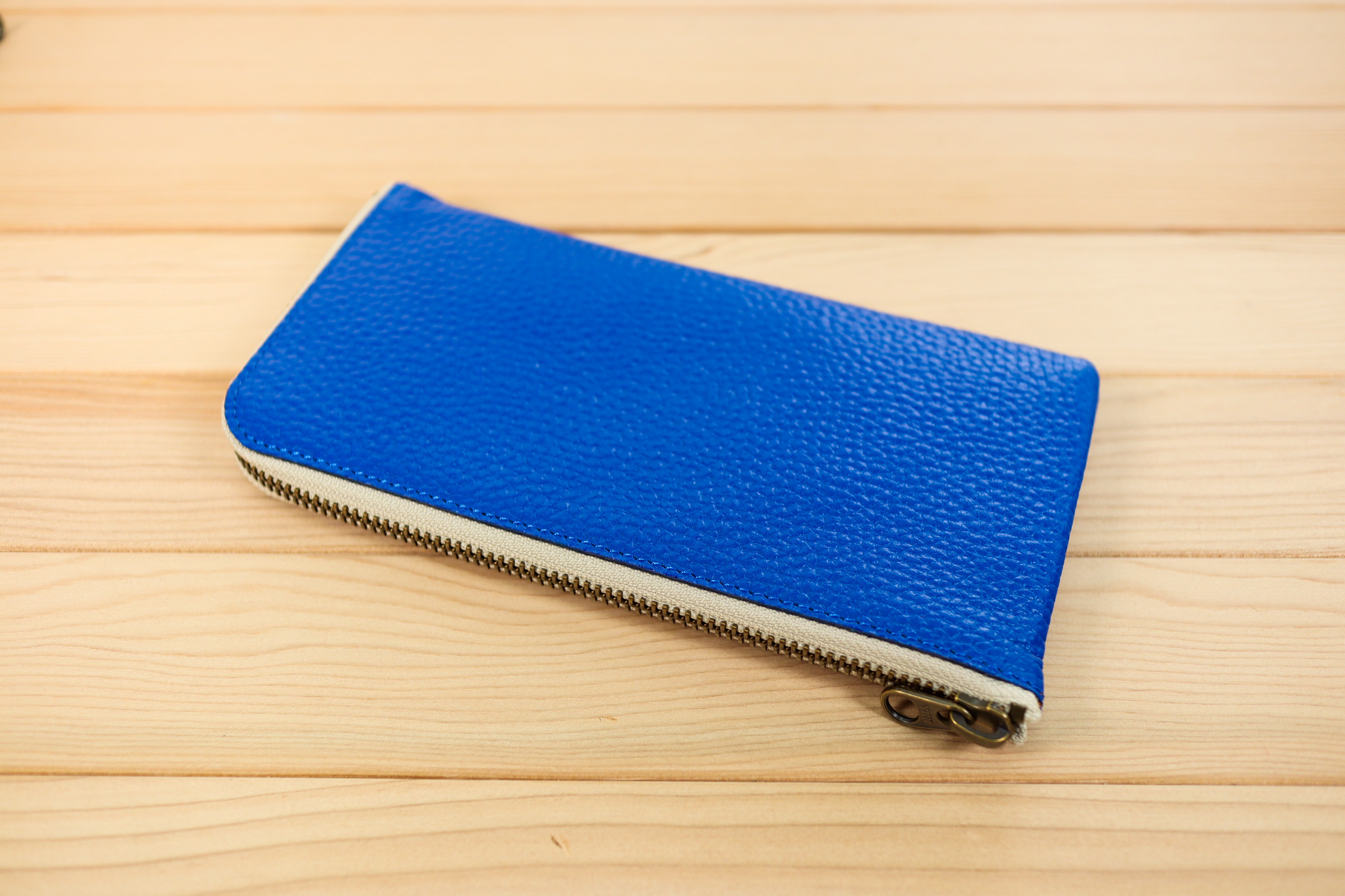 薄くて大容量なL字ファスナーの長財布(ブルー)