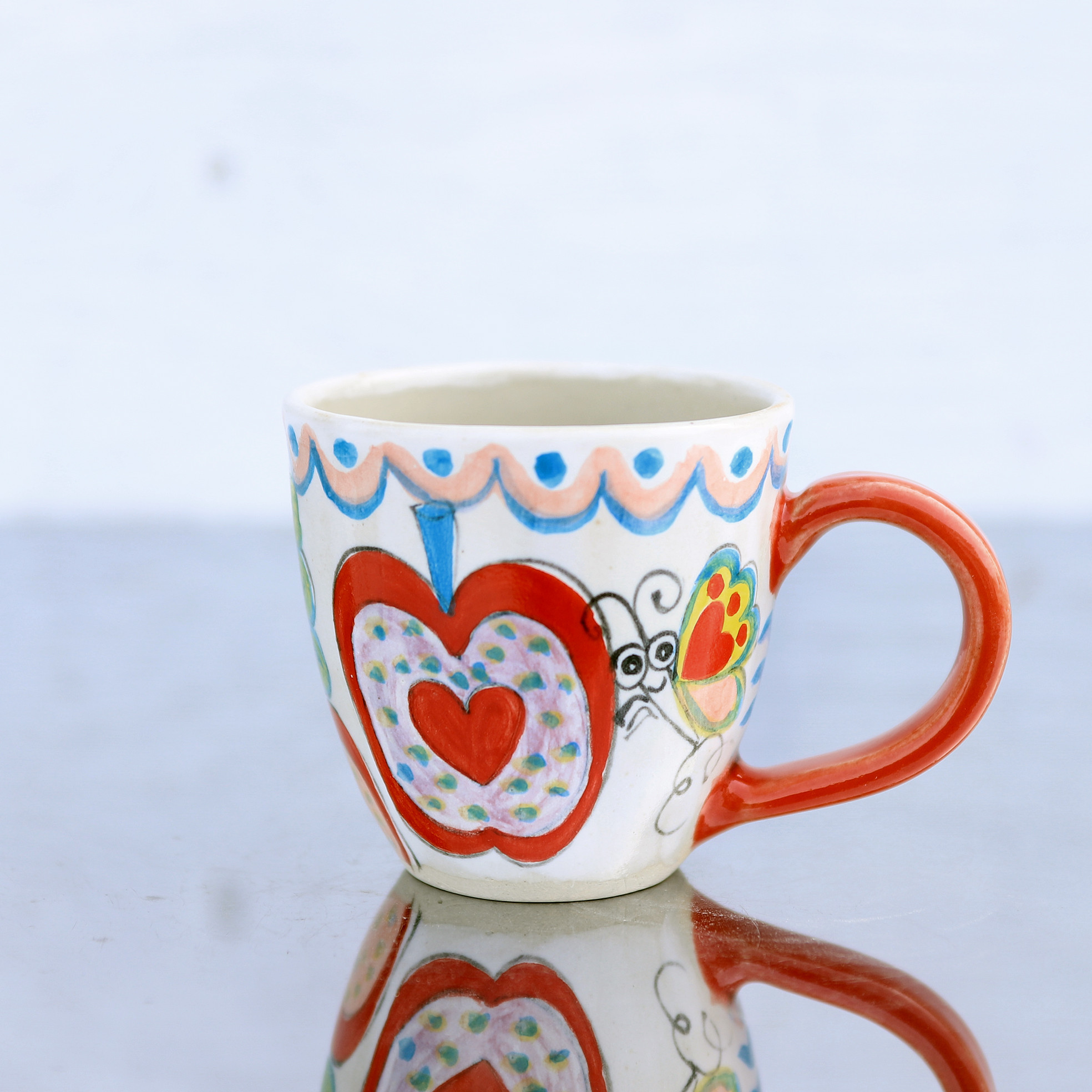 赤いリンゴと蝶の色絵マグ（赤い取っ手） 5,015円