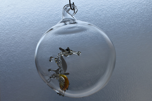 ガラスのサンキャッチャーオーナメント（タツノオトシゴ球） 6枚目の画像