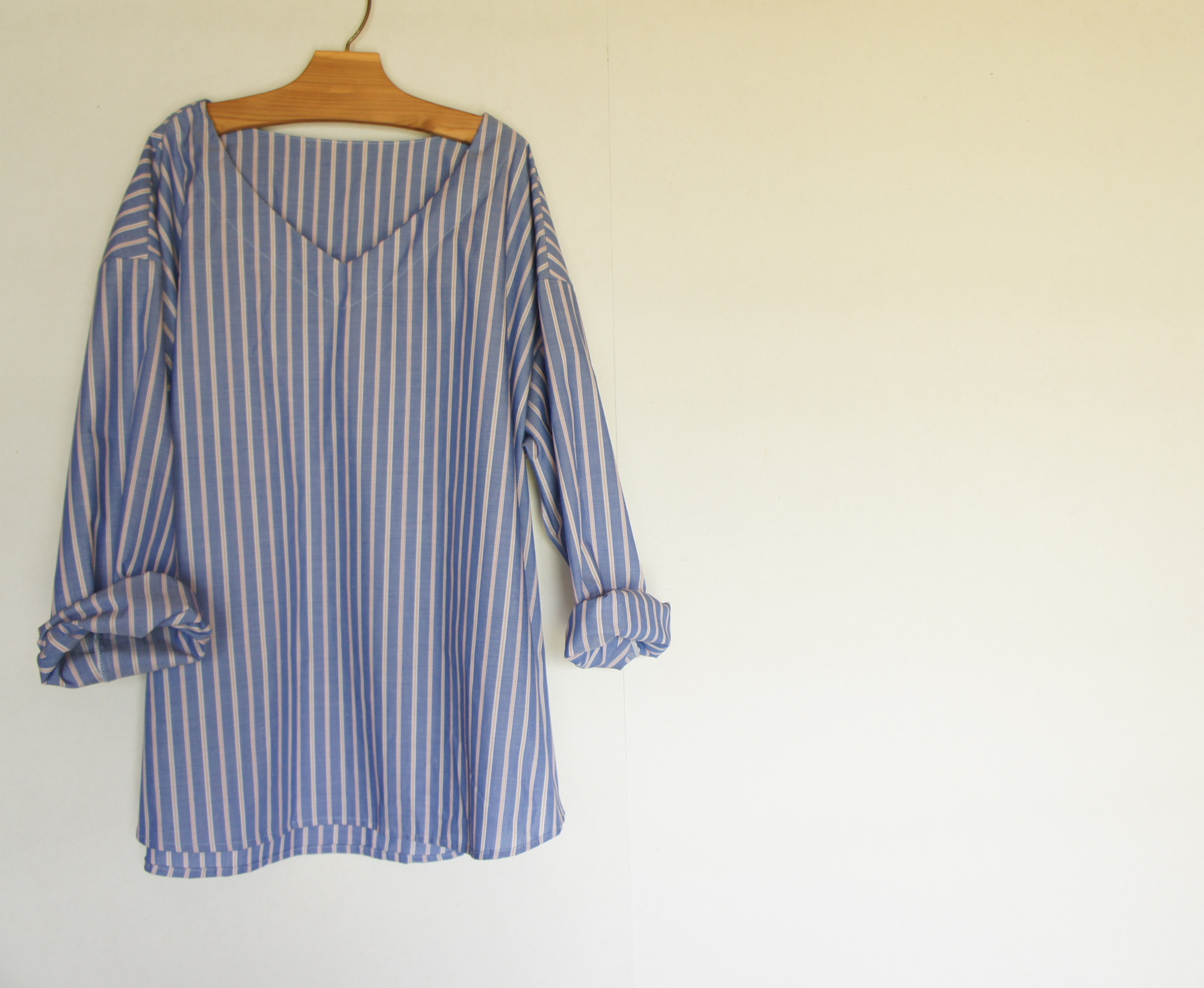ブルーストライプのVネックブラウス