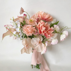 胡蝶蘭とチューリップのフリースタイルウェディングブーケ｜サーモン