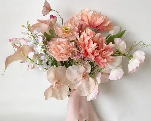 ベビーピンク 胡蝶蘭とカラーのウェディングブーケ 〈アーティ