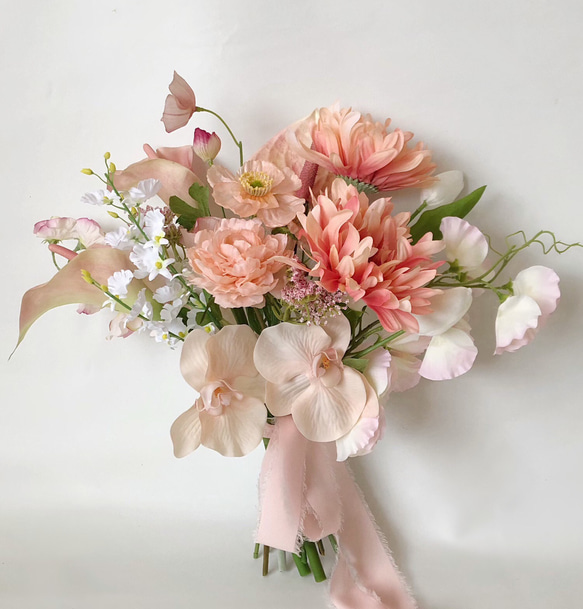 ベビーピンク 胡蝶蘭とカラーのウェディングブーケ 〈アーティ