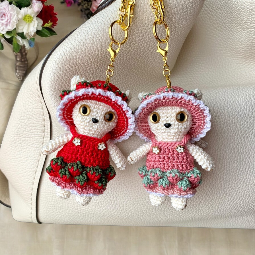 白猫　苺ワンピースのあみぐるみ猫バッグチャーム　☆着せ替え