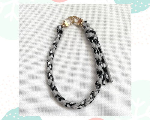 再販]タッセル付き＊パラコードのスマホハンドストラップ4つ編み