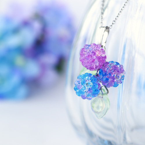 FOXEY クリスタルとパールの花形ペンダント アクセサリー – FOXEY 公式オンラインストア