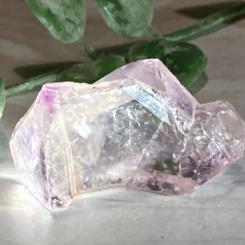 天然石】アメジスト＆カルサイト 共生 モチーフ彫刻 置物 巾着袋