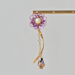 『水芙蓉 - 白藤 -』 － 蓮の片耳ピアス・イヤリング　ディップアート/睡蓮/耳飾り 2枚目の画像