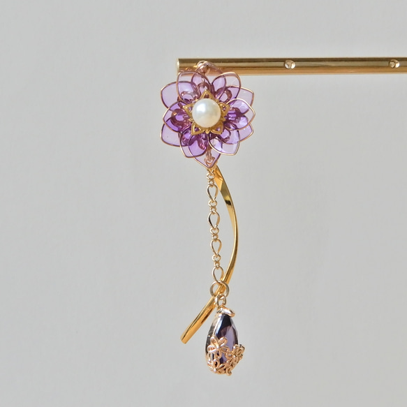 『水芙蓉 - 白藤 -』 － 蓮の片耳ピアス・イヤリング　ディップアート/睡蓮/耳飾り 2枚目の画像