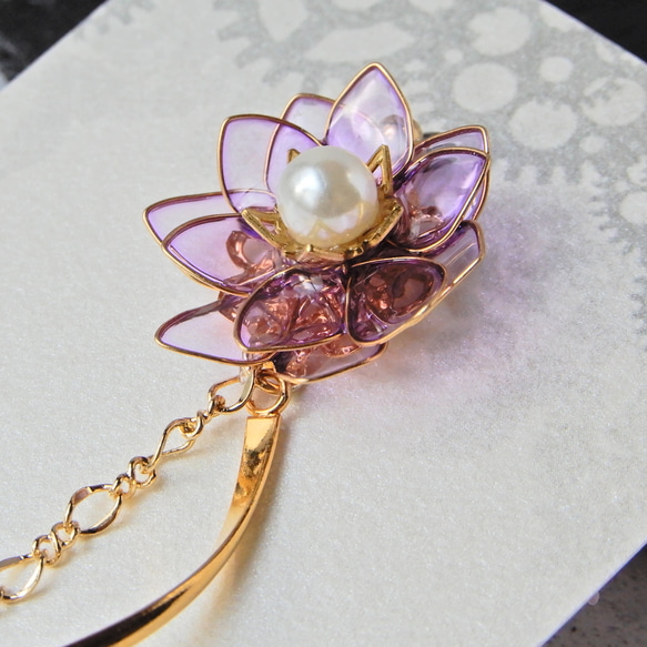 『水芙蓉 - 白藤 -』 － 蓮の片耳ピアス・イヤリング　ディップアート/睡蓮/耳飾り 1枚目の画像
