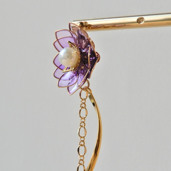 『水芙蓉 - 白藤 -』 － 蓮の片耳ピアス・イヤリング　ディップアート/睡蓮/耳飾り 3枚目の画像