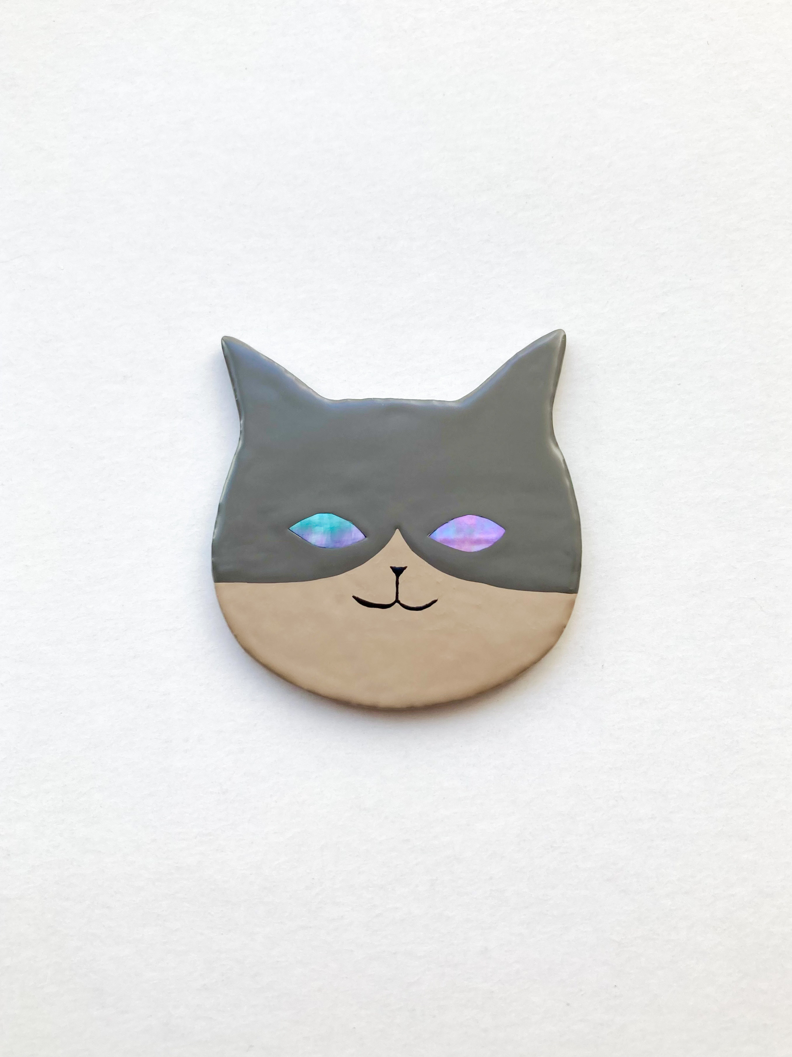 ハチワレ猫のブローチ(グレー)   漆皮に螺鈿