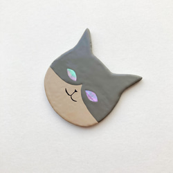 ハチワレ猫のブローチ(グレー)   漆皮に螺鈿 3枚目の画像