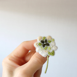 【紫陽花のブローチ】(グリーン系)オートクチュール刺繍ブローチ 3枚目の画像