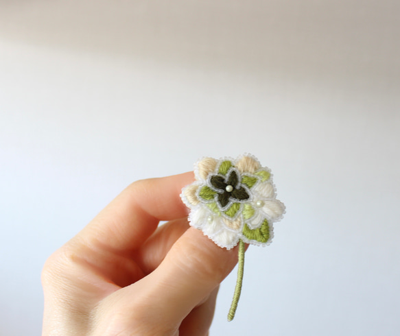 【紫陽花のブローチ】(グリーン系)オートクチュール刺繍ブローチ 3枚目の画像
