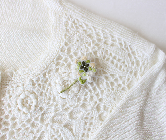 【紫陽花のブローチ】(グリーン系)オートクチュール刺繍ブローチ 1枚目の画像