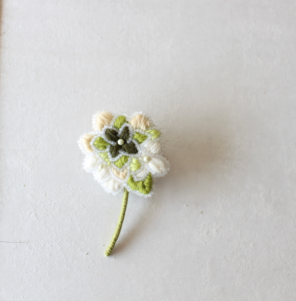 【紫陽花のブローチ】(グリーン系)オートクチュール刺繍ブローチ 6枚目の画像