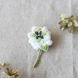【紫陽花のブローチ】(グリーン系)オートクチュール刺繍ブローチ 5枚目の画像