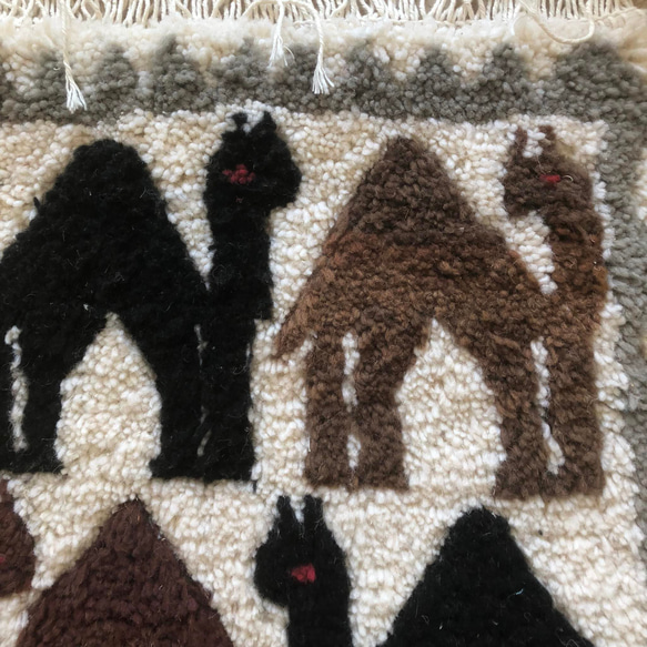 ちびキリム　ラクダの親子がオアシスに仲良く　ちび絨毯 ケロアン36 3枚目の画像