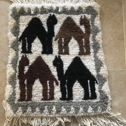 ちびキリム　ラクダの親子がオアシスに仲良く　ちび絨毯 ケロアン36 1枚目の画像