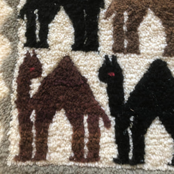 ちびキリム　ラクダの親子がオアシスに仲良く　ちび絨毯 ケロアン36 4枚目の画像