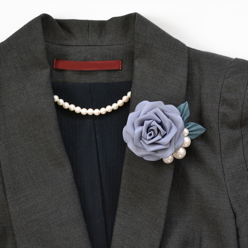 【卒業式　入学式】シルク製グレーのブローチ 薔薇 コサージュ ✤ ブローチ クリップピン グレー系 入学式 卒業式