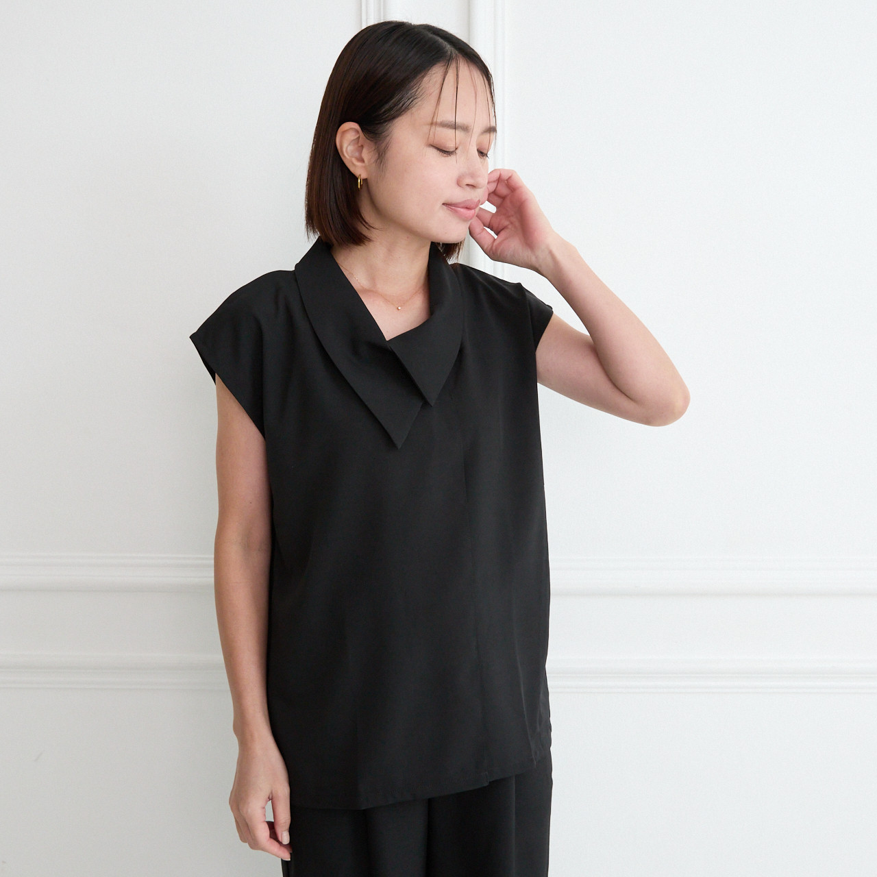 サラサラ素材 アシンメトリー襟 大人のデザイン襟 ブラウス　ブラック 0486BK