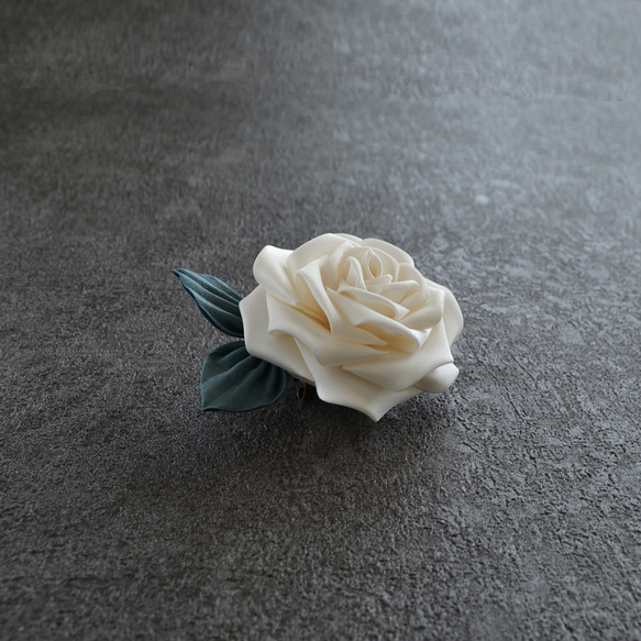 薔薇 コサージュ ✤ ブローチ　クリップピン　入学式　卒業式　フォーマル　つまみ細工　髪飾り 3枚目の画像
