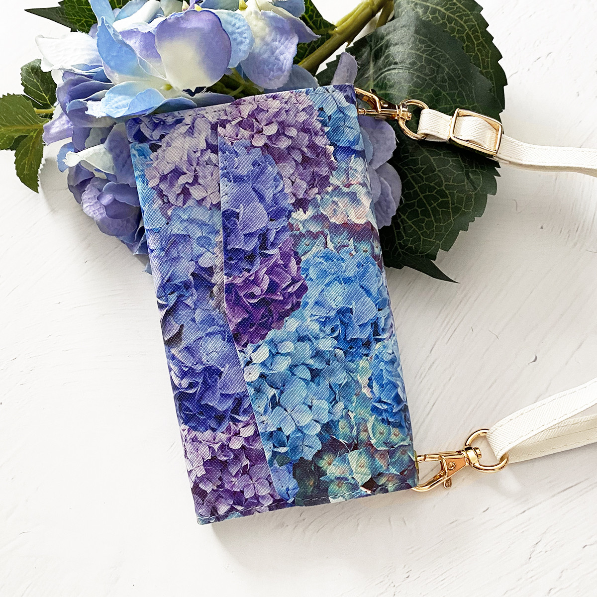 紫陽花 三つ折り手帳型スマホケース（ショルダーストラップ付き） iPhone16