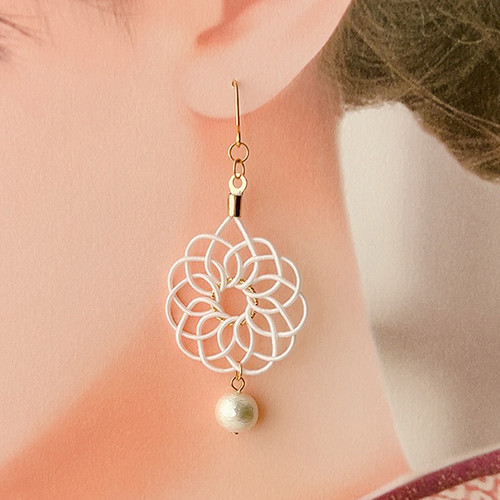 水引ピアス(イヤリング)　梅結びとコットンパール　ハンドメイド　水引アクセサリー 水引ピアス(イヤリング) 梅結びとコットンパール ハンドメイド