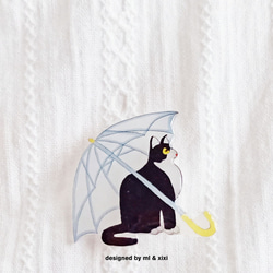 【受注生産】雨の中で傘をさす小さな黒猫のブローチ 2枚目の画像