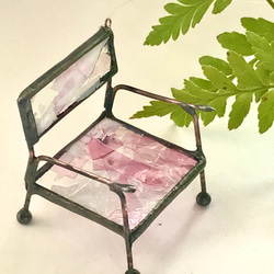 飛ぶ椅子サンキャッチャーステンドグラス製（フレクチャー)散りばめたピンク色とホワイト 1枚目の画像