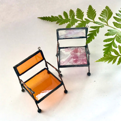 飛ぶ椅子サンキャッチャーステンドグラス製（フレクチャー)散りばめたピンク色とホワイト 3枚目の画像