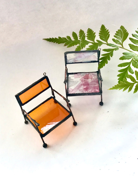 飛ぶ椅子サンキャッチャーステンドグラス製（フレクチャー)散りばめたピンク色とホワイト 3枚目の画像