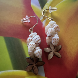 ニイハウシェルのフラワープチピアス ピアス（フック・チェーン