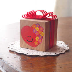 メッセージキューブ 『 GIFT - RED 』 言葉を書いて贈る 木製 プレゼントボックス型 1枚目の画像