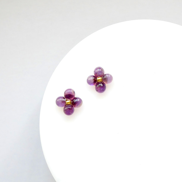 まるい天然石の小さいお花ピアス4枚花　アメジスト　シンプル　サージカルステンレス　秋　紫陽花　パープル　透明感 2枚目の画像