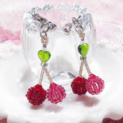 ひねりチャーム 赤いビーズのゆらゆらピアス ひねりチャーム 赤いビーズのゆらゆらピアス ✨ 赤とピンクの2色が揺れる