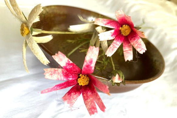 繭玉の花（シルクフラワー）　コスモス紅白　　花２輪・蕾１輪の２本 2枚目の画像