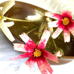 繭玉の花（シルクフラワー）　コスモス紅白　　花２輪・蕾１輪の２本 1枚目の画像