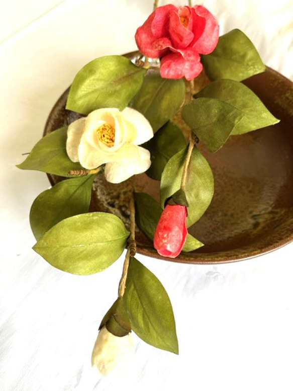 繭玉の花（シルクフラワー）　　椿　紅白の２本 1枚目の画像